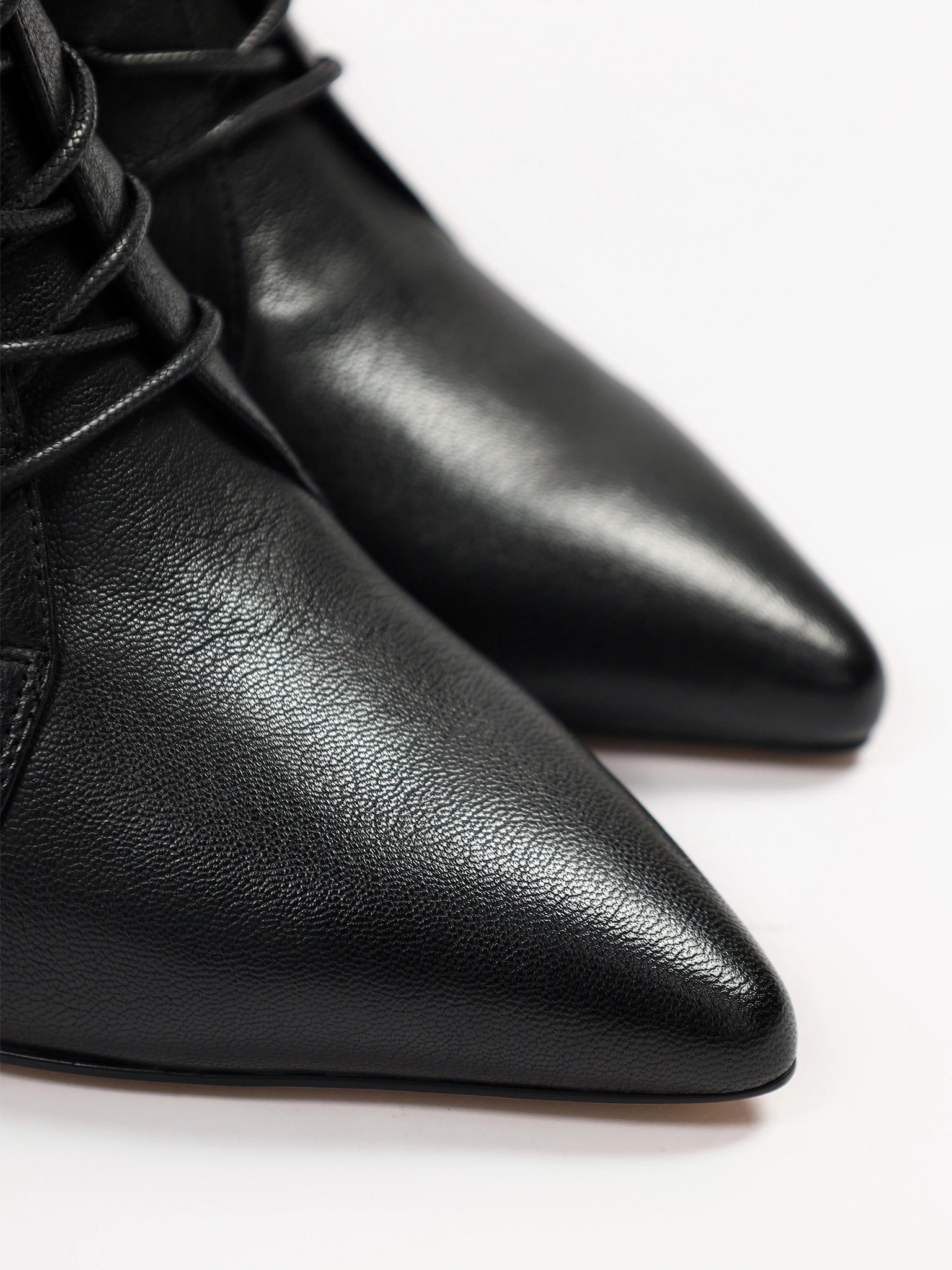 Ботильоны черного цвета со шнуровкой на высоком каблуке